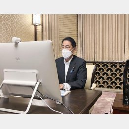 首相公邸からリモートで省庁幹部らと面会する岸田首相（内閣広報室提供）