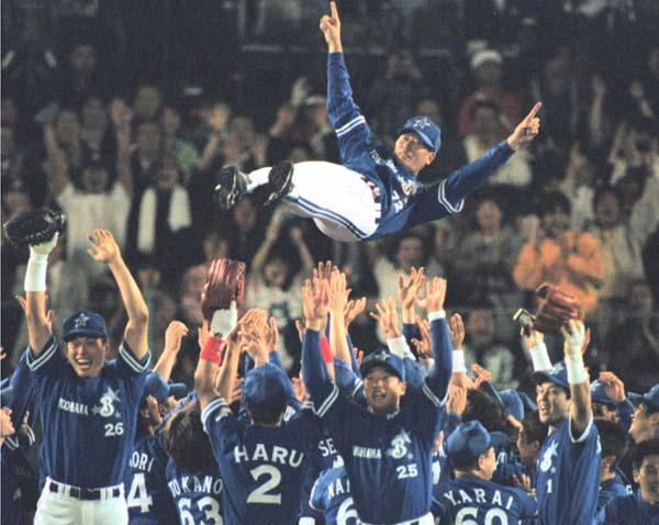 DeNAの優勝は1998年が最後（38年ぶりのセ・リーグ優勝に輝き、ナインに胴上げされる横浜・権藤監督）／（Ｃ）共同通信社
