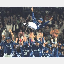 DeNAの優勝は1998年が最後（38年ぶりのセ・リーグ優勝に輝き、ナインに胴上げされる横浜・権藤監督）／（Ｃ）共同通信社