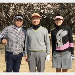 夫・梅田和徳さん（左）、王貞治氏と一緒にラウンド（提供写真）