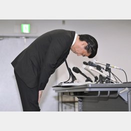 奈良県警本部で行われた記者会見で、頭を下げる鬼塚友章本部長（Ｃ）共同通信社