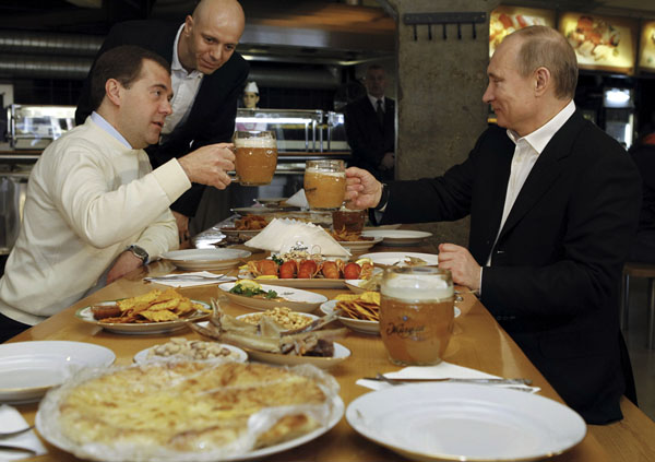 3期目就任直前、ビアホールで乾杯するロシアのプーチン大統領（メドベージェフ前大統領＝左、と）／（Ｃ）ロイター