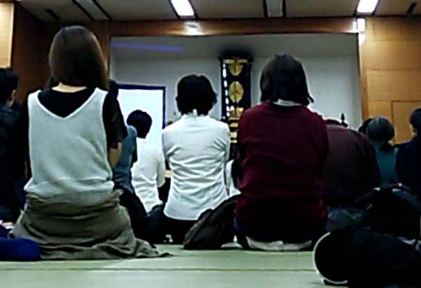 100人近い信者が集まった顕正会東京会館の広間（撮影）藤倉善郎