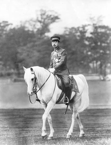 紀元二千六百年記念観兵式で騎乗する昭和天皇（代々木練兵場＝1940年10月21日）／（Ｃ）共同通信社