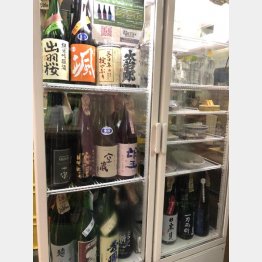 冷蔵ショーケースには90本の一升瓶が（Ｃ）日刊ゲンダイ