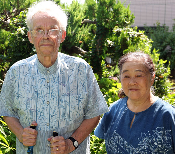 ツルネン・マルティさん、幸子夫人（右）と自宅の前庭で（Ｃ）日刊ゲンダイ