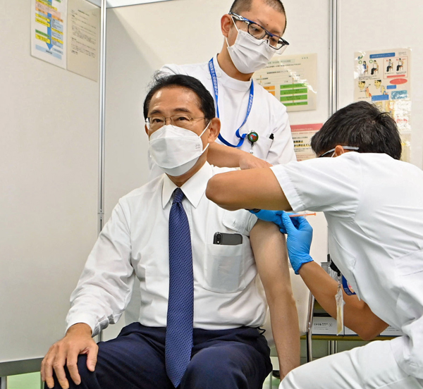 4回目の接種を受けた岸田首相も感染（代表撮影）