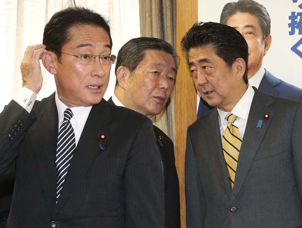 岸田首相と安倍元首相（Ｃ）日刊ゲンダイ