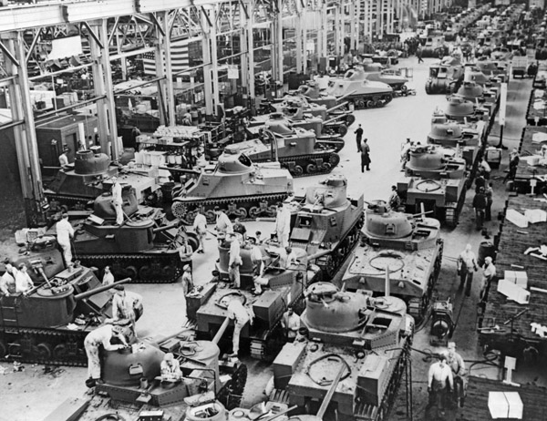 日本海軍の真珠湾攻撃後、米デトロイトでは急ピッチで戦車が増産された（Ｃ）Underwood Archives／Universal Images Group／共同通信イメージズ