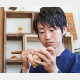 木彫家の大二郎さん（提供写真）