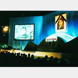 2000年に武道館で行われた小渕元首相の合同葬（Ｃ）日刊ゲンダイ