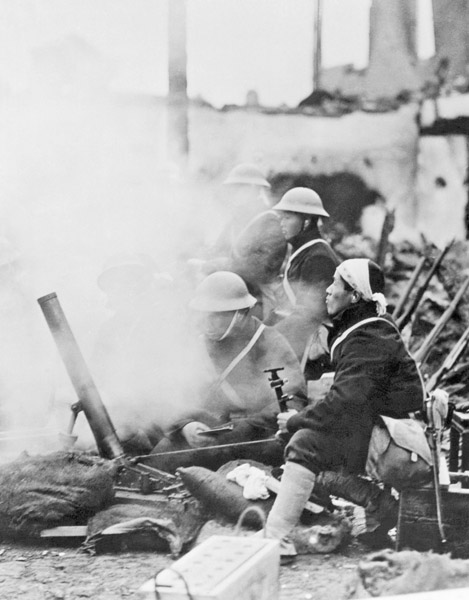 第2次上海事変。塹壕から迫撃砲を撃つ日本兵（Ｃ）Underwood Archives／Universal Images Group／共同通信イメージズ