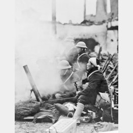 第2次上海事変。塹壕から迫撃砲を撃つ日本兵（Ｃ）Underwood Archives／Universal Images Group／共同通信イメージズ