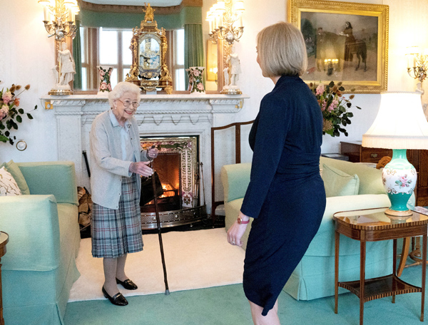 トラス首相と握手するエリザベス女王（Ｃ）ロイター