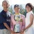 日本女子プロ選手権でツアー初優勝、父・太郎さん、母・雅子さんとともに笑顔で優勝カップを抱く川崎春花（Ｃ）日刊ゲンダイ