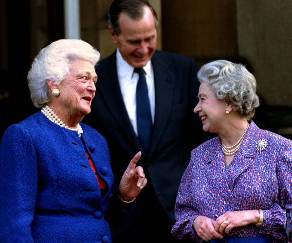 エリザベス女王（右）とブッシュ大統領夫妻（Ｃ）ロイター＝共同