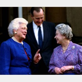 エリザベス女王（右）とブッシュ大統領夫妻（Ｃ）ロイター＝共同