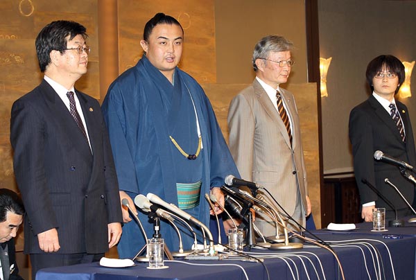 2011年、相撲協会の解雇処分に対し、法的措置に踏み切った蒼国来と弁護団（Ｃ）日刊ゲンダイ