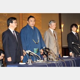 2011年、相撲協会の解雇処分に対し、法的措置に踏み切った蒼国来と弁護団（Ｃ）日刊ゲンダイ