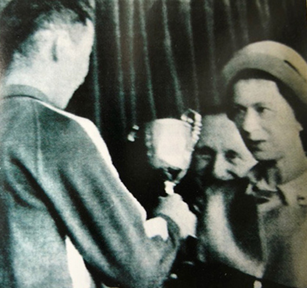 エリザベス女王から優勝杯を手渡される澤木啓祐氏（提供写真）