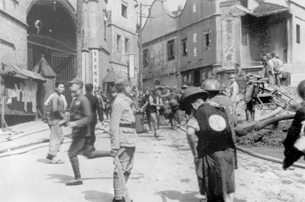 日中戦争。日本軍の爆撃を受けた中国の臨時首都、重慶＝1939年5月（Ｃ）共同通信社