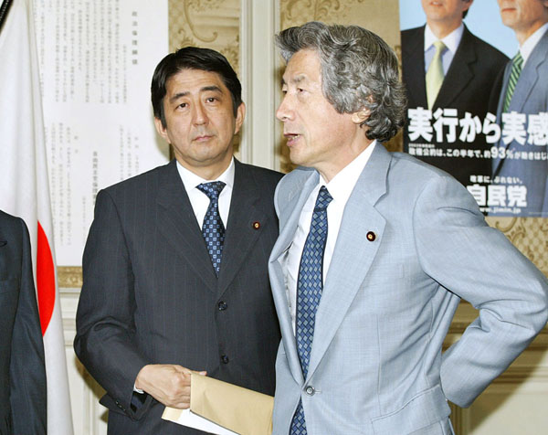 小泉首相（右）は、北朝鮮訪問記者発表の前日まで、安倍官房副長官（左）には一切知らせなかった（Ｃ）日刊ゲンダイ