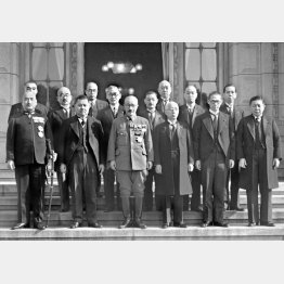 第77臨時議会開院式当日、国会玄関前で記念撮影に納まる東條内閣閣僚（1941年11月16日）／（Ｃ）共同通信社