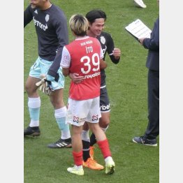 試合終了直後に健闘を讃え合った２人（写真）元川悦子