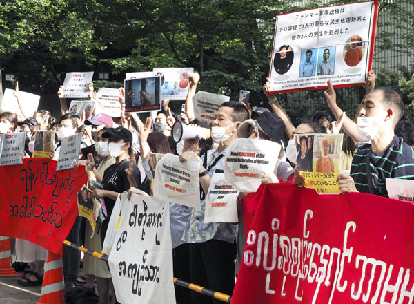 岸田首相の国葬根拠は「民主主義を守り抜く決意を示す」ではなかったか（国軍への抗議集会で声を上げる在日ミャンマー人ら）／（Ｃ）共同通信社
