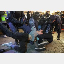 モスクワで警察当局に拘束される反戦デモ参加者（Ｃ）ロイター