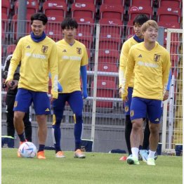 笑顔で練習に臨む南野(左)と堂安(右) (写真)元川悦子
