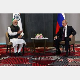 印ロ首脳会議で発言するモディ首相と耳を傾けるロシアのプーチン大統領（Ｃ）ロイター／Sputnik