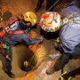 盲目の犬が狭くて深い穴に転落！ 救出作戦を成功させた消防隊員に全米が喝采