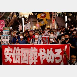 国民は納得していない（世界に配信された「国葬反対」抗議活動＝25日、東京・新宿）／（Ｃ）ロイター