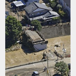 静岡県浜松市天竜区、記録的大雨で一部が崩落した二俣川にかかる橋（Ｃ）共同通信社