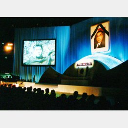 2000年、小渕元首相の「内閣・自民党合同葬」の方がはるかに多くのVIPが集まった（Ｃ）日刊ゲンダイ