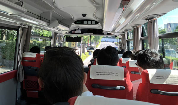 大型バスに乗り込む（Ｃ）日刊ゲンダイ