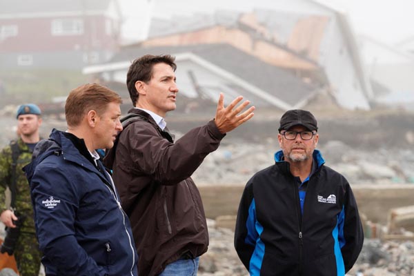 ハリケーンの被害地域を訪れたカナダのトルドー首相（Ｃ）ロイター
