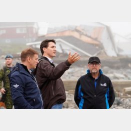 ハリケーンの被害地域を訪れたカナダのトルドー首相（Ｃ）ロイター