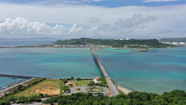 沖縄・浜比嘉島に向かう海中道路（提供写真）