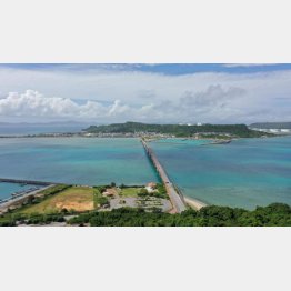 沖縄・浜比嘉島に向かう海中道路（提供写真）