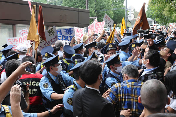 27日国葬の当日、反対派と賛成派の両方が集まり、騒然とする東京・九段下駅前（Ｃ）日刊ゲンダイ