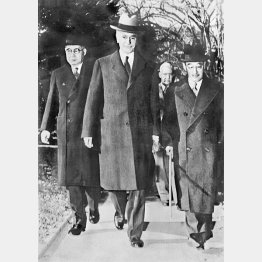 ルーズベルト米大統領との会談に向かう来栖三郎大使（右）と野村吉三郎駐米大使（左）、中央はハル米国務長官（1941年11月17日、ワシントンのホワイトハウス）／（Ｃ）共同通信社