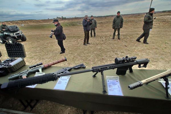 ウクライナ軍の演習場に並べられているライフル（Ｃ）Ukrinform／共同通信イメージズ