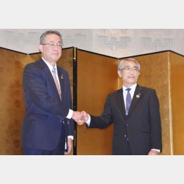 握手を交わす八十二銀行の松下正樹頭取（左）と長野銀行の西沢仁志頭取（Ｃ）共同通信社
