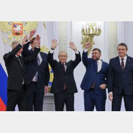 ウクライナ4州併合、ロシアが苦境に立たされている証し？（ロシアのプーチン大統領＝中央）　（Ｃ）ロイター／Sputnik