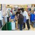 ボランティアのサポートで買い物に＝函館（提供写真）