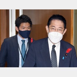 岸田首相（右）と長男の翔太郎氏（Ｃ）日刊ゲンダイ