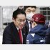 なぜにF1視察？（岸田首相＝左、代表撮影）