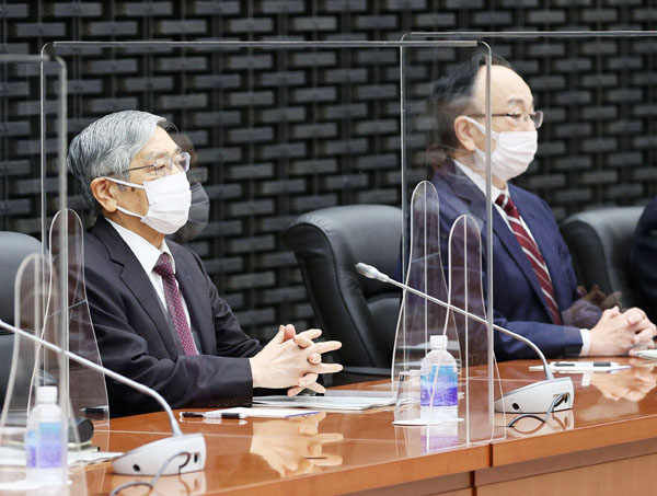 脱落か…（左から日銀黒田総裁、雨宮副総裁＝代表撮影）